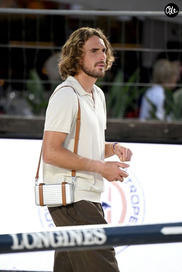 Le joueur de tennis Stefanos Tsitsipas utilisait régulièrement les valises de la marque lors de ses déplacements sur le circuit ATP, renforçant son image premium. 

Stefanos Tsitsipas, le champion de tennis, durant la 2eme journée du Jumping International de Monte-Carlo, le 4 juillet 2024, invité par le cavalier Iñigo Lopez De La Osa. En mode Fashion Victim, le tennisman grec a pu juger sur pièce le parcours que les cavaliers du Prom Am allaient aborder, avec une petite glace et son petit sac tendance, Rimowa, à 1320 Euros.
La compétition se déroule sur le port Hercule à Monaco, du 3 juillet au 5 juillet. © Bruno Bebert/Bestimage