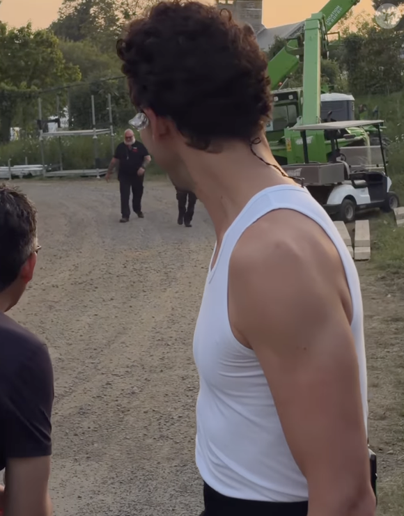 Quelques minutes plus tard, la famille quittait son jardin pour rejoindre les quelque 100 000 festivaliers massés devant la scène

Mika avant son show au festival Papillons de Nuit à Saint-Laurent-de-Cuves dans la Manche en mai 2026. Capture Instagram