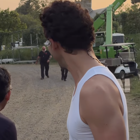 Quelques minutes plus tard, la famille quittait son jardin pour rejoindre les quelque 100 000 festivaliers massés devant la scène

Mika avant son show au festival Papillons de Nuit à Saint-Laurent-de-Cuves dans la Manche en mai 2026. Capture Instagram