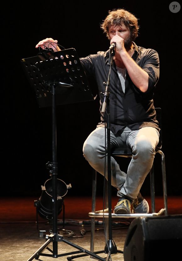 Exclusif - Bertrand Cantat (ex-membre du groupe "Noir Désir" et actuel membre du groupe "Détroit") fait une pause dans sa carrière musicale et se lance dans une tournée de lecture de textes poétiques avec deux musiciens autour de lui. Cenon, le 22 septembre 2016.
© Patrick Bernard/ Bestimage
