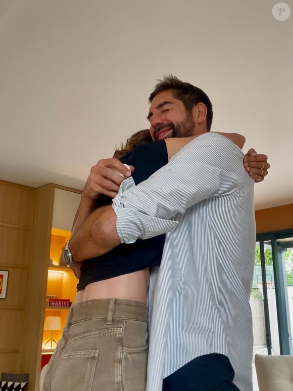 Le 2 octobre dernier, le couple a annoncé ses fiançailles sur Instagram. “On a dit oui !”, ont-ils écrit en anglais en légende d’une série de photos de cet instant magique.

Nikola Karabatic fait sa demande à Géraldine Pillet - 2 octobre 2025 - Instagram