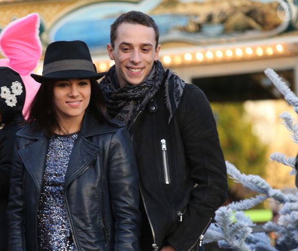 La chanteuse a ensuite retrouvé l'amour dans les bras du danseur Grégoire Lyonnet

Exclusif - La chanteuse Alizee officialise sa relation avec son compagnon le danseur Gregoire Lyonnet lors du coup d'envoi des illuminations de Noel a Ajaccio le 7 decembre 2013 en presence de son papa, de sa fille Annily et du maire d'Ajaccio Simon Renucci.
Crédit : AGENCE / BESTIMAGE