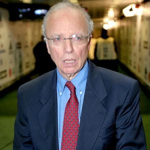 Thierry Roland commente son dernier match au stade de France lors de la rencontre France - Pologne. © Guillaume Gaffiot/Bestimage