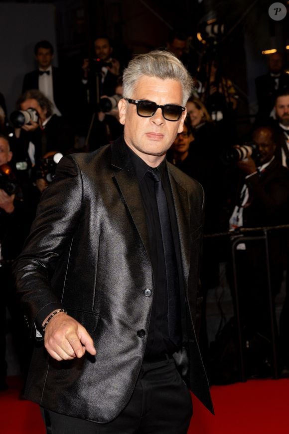 Benjamin Biolay - Descente des marches du film « Marcello Mio » lors du 77ème Festival International du Film de Cannes, au Palais des Festivals à Cannes. Le 21 mai 2024

© Jacovides-Moreau / Bestimage