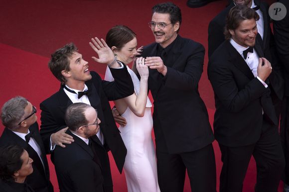 L'abeille s'est d'abord mise à tournoyer autour d'elle, transformant ce moment glamour en un sketch comique inattendu.

Clifton Collins Jr., Joaquin Phoenix, Ari Aster, Austin Butler, Emma Stone, Pedro Pascal, Luke Grimes - Montée des marches du film « Eddington » lors du 78ème Festival International du Film de Cannes, au Palais des Festivals à Cannes. Le 16 mai 2025
© Olivier Borde / Bestimage