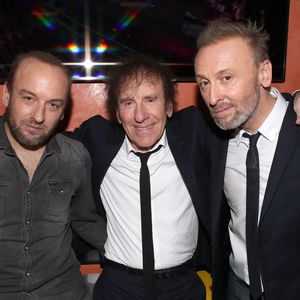 Selon le site d'informations stratégiques La Lettre, on découvre que quelques noms célèbres apparaissent sur cette pétition. 

Exclusif - Alain Souchon entre ses fils Ours et Pierre Souchon - Coulisses du XVème gala pour la Fondation Recherche Alzheimer à l'Olympia à Paris le 14 mars 2022. Sous la direction artistique de P. Souchon, des grands noms de la chanson française se mobilisent autour d'un concert sur le thème "2 générations chantent pour la 3ème". L'intégralité des bénéfices de cette soirée servira à financer la recherche sur la maladie d'Alzheimer. © Bertrand Rindoff/Bestimage