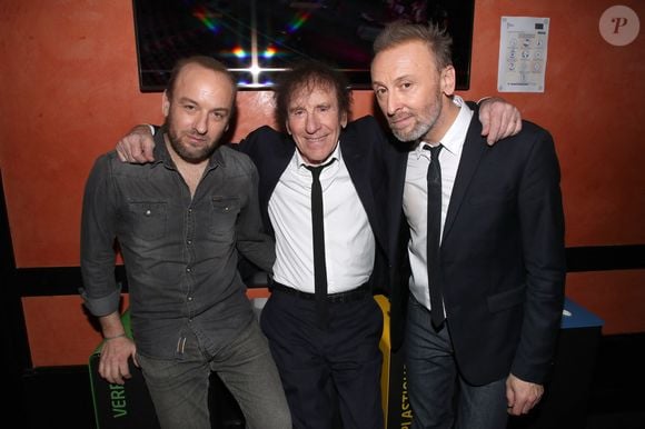 Selon le site d'informations stratégiques La Lettre, on découvre que quelques noms célèbres apparaissent sur cette pétition. 

Exclusif - Alain Souchon entre ses fils Ours et Pierre Souchon - Coulisses du XVème gala pour la Fondation Recherche Alzheimer à l'Olympia à Paris le 14 mars 2022. Sous la direction artistique de P. Souchon, des grands noms de la chanson française se mobilisent autour d'un concert sur le thème "2 générations chantent pour la 3ème". L'intégralité des bénéfices de cette soirée servira à financer la recherche sur la maladie d'Alzheimer. © Bertrand Rindoff/Bestimage