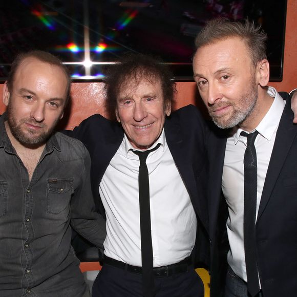 Selon le site d'informations stratégiques La Lettre, on découvre que quelques noms célèbres apparaissent sur cette pétition. 

Exclusif - Alain Souchon entre ses fils Ours et Pierre Souchon - Coulisses du XVème gala pour la Fondation Recherche Alzheimer à l'Olympia à Paris le 14 mars 2022. Sous la direction artistique de P. Souchon, des grands noms de la chanson française se mobilisent autour d'un concert sur le thème "2 générations chantent pour la 3ème". L'intégralité des bénéfices de cette soirée servira à financer la recherche sur la maladie d'Alzheimer. © Bertrand Rindoff/Bestimage