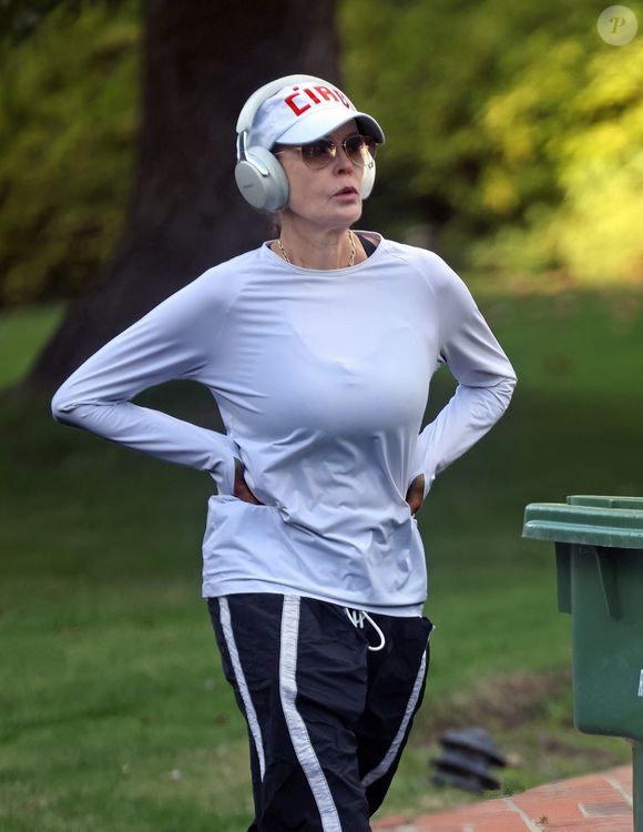Pour l’occasion, deux anciens partenaires de la série sont venus l’applaudir lors de l’avant-première. 

Teri Hatcher passe inaperçue alors qu'elle fait ses pas dans les environs de Los Angeles, CA.

Backgrid USA / Bestimage