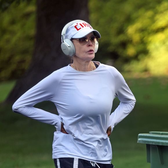 Pour l’occasion, deux anciens partenaires de la série sont venus l’applaudir lors de l’avant-première. 

Teri Hatcher passe inaperçue alors qu'elle fait ses pas dans les environs de Los Angeles, CA.

Backgrid USA / Bestimage