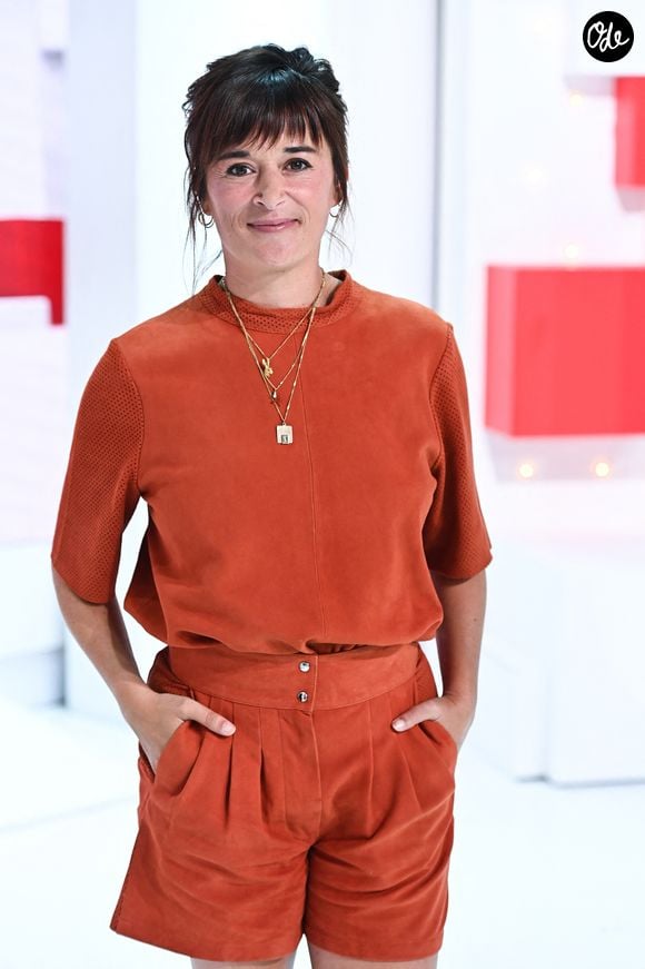 Depuis avril dernier, l'épouse de Guillaume de Tonquédec est également montée seule sur scène avec son spectacle "Héroïnes".

Beatrice De La Boulaye lors de l'enregistrement de l'émission "Vivement Dimanche" au Studio Gabriel, présentée par M.Drucker et diffusée le 25 septembre sur France 3.

© Guillaume Gaffiot / Bestimage