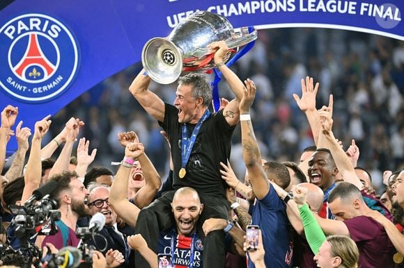 Participant, photo d'équipe, équipe, équipe, photo d'équipe entraîneur Luis ENRIQUE (PSG) avec coupe, coupe, trophée, cérémonie de remise des prix, football UEFA Champions League finale Paris Saint-Germain (PSG) - Inter Milan 5-0, le 31.05.2025 Munich Football Arena,
