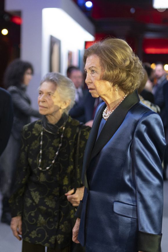 La reine Sofia d'Espagne et sa sœur la princesse Irene de Grèce lors des "BMW Paintings Awards" à Madrid. Photo par AGENCE / BESTIMAGE