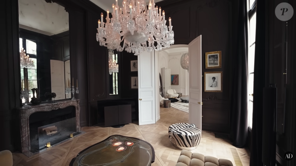 La star américaine a d'ailleurs récemment dévoilé l'intérieur majestueux de son propre hôtel particulier parisien.

La magnifique maison de Lenny Kravitz à Paris filmée par "Architectural Digest", mai 2025.