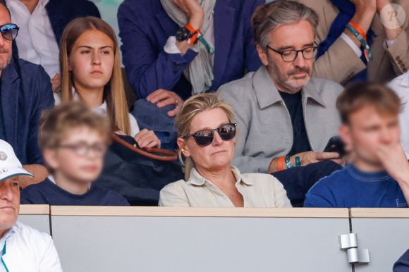 Anne-Elisabeth Lemoine et ses fils, Pierre-Antoine Capton en tribunes lors de la finale messieurs des Internationaux de France de Tennis de Roland Garros 2025 (jour 15), à Paris, France, le 8 juin 2025. © Cyril Moreau/Bestimage