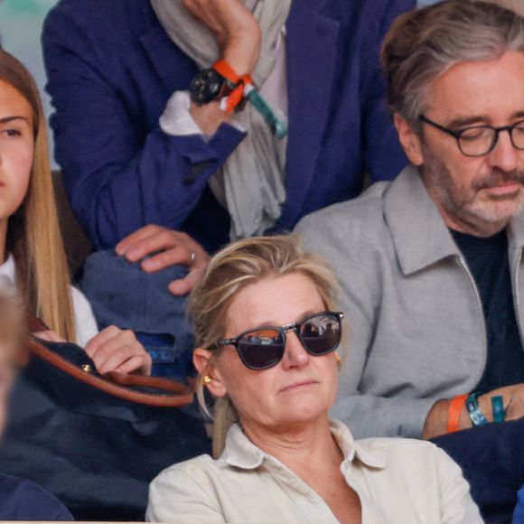 Anne-Elisabeth Lemoine et ses fils, Pierre-Antoine Capton en tribunes lors de la finale messieurs des Internationaux de France de Tennis de Roland Garros 2025 (jour 15), à Paris, France, le 8 juin 2025. © Cyril Moreau/Bestimage