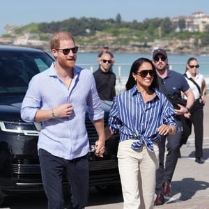 Le duc et la duchesse de Sussex arrivent pour rencontrer les secouristes bénévoles du Bondi Surf Bathers' Life Saving Club, lors d'une visite à Bondi Beach, au quatrième jour de leur voyage royal en Australie. Crédit photo : Jonathan Brady/PA Wire.
