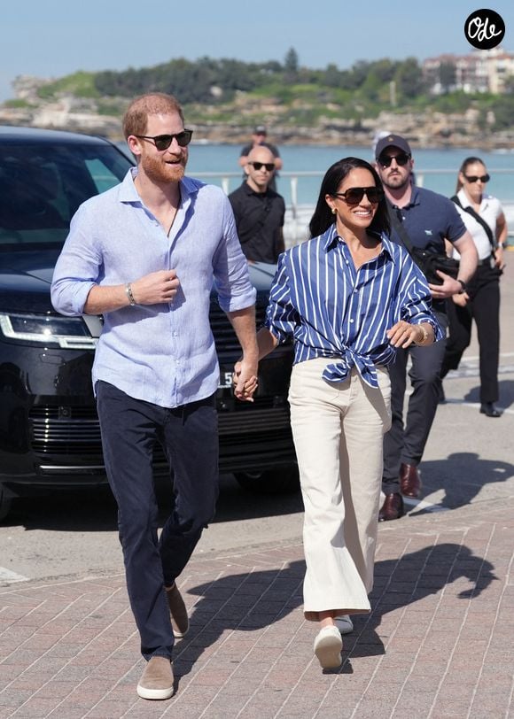 Le duc et la duchesse de Sussex arrivent pour rencontrer les secouristes bénévoles du Bondi Surf Bathers' Life Saving Club, lors d'une visite à Bondi Beach, au quatrième jour de leur voyage royal en Australie. Crédit photo : Jonathan Brady/PA Wire.