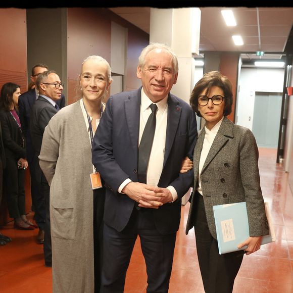 Exclusif - François Bayrou, premier ministre, Rachida Dati, ministre de la Culture, Delphine Ernotte, présidente de France Télévisions lors du Comité interministériel du handicap dans les locaux de France Télévisions à Paris le 6 mars 2025.

© Alain Guizard / Bestimage