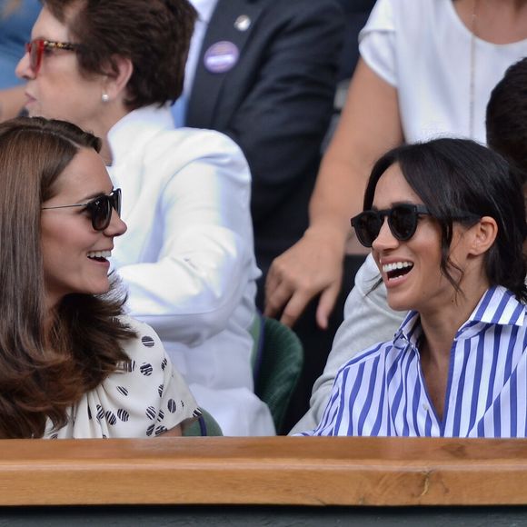 Catherine (Kate) Middleton, duchesse de Cambridge et Meghan Markle, duchesse de Sussex assistent au match de tennis Nadal contre Djokovic lors du tournoi de Wimbledon "The Championships", le 14 juillet 2018 © Zuma Press / Bestimage
