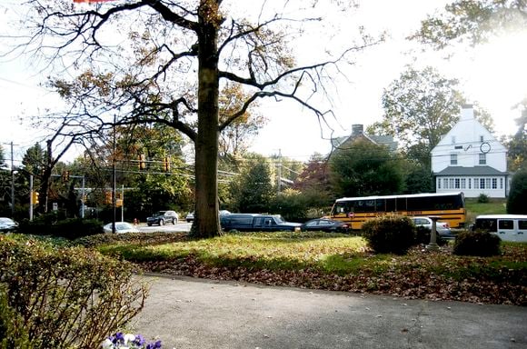 De style géorgien, avec sa façade de briques et son perron à colonnes blanches, la demeure de trois étages se situe dans le quartier chic de East Falls à Philadelphie, Pennsylvanie, Etats-Unis, le 25 octobre 2016. Agence/Bestimage