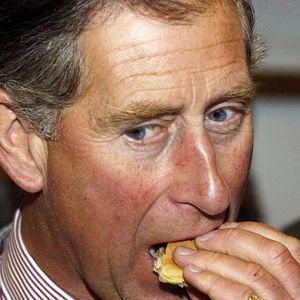 Charles III à Cumbria se délecte d'un hamburger au mouton © ALPHA AGENCY / BESTIMAGE