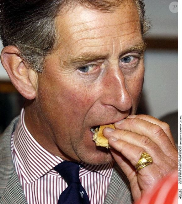 Charles III à Cumbria se délecte d'un hamburger au mouton © ALPHA AGENCY / BESTIMAGE