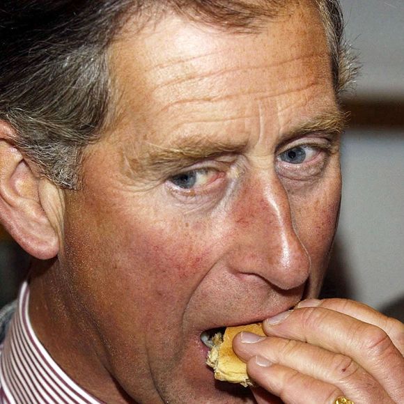 Charles III à Cumbria se délecte d'un hamburger au mouton © ALPHA AGENCY / BESTIMAGE