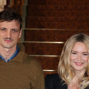 Niels Schneider et Virginie Efira posent pour le tapis rouge dans le hall du Disneyland Hotel lors de la célébration de la réouverture du Disneyland Hotel à Disneyland le 03 février 2024 à Paris, France. Photo by Jerome Domine/ABACAPRESS.COM