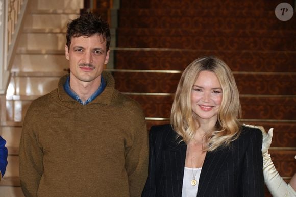 Niels Schneider et Virginie Efira posent pour le tapis rouge dans le hall du Disneyland Hotel lors de la célébration de la réouverture du Disneyland Hotel à Disneyland le 03 février 2024 à Paris, France. Photo by Jerome Domine/ABACAPRESS.COM