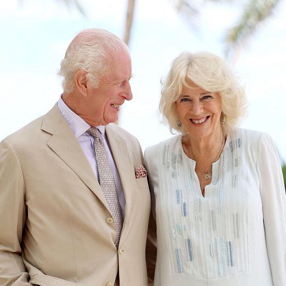 Mais manifestement, le roi Charles III et les siens se passeront de sa présence.

Le roi Charles III d'Angleterre et Camilla Parker Bowles, reine consort d'Angleterre, lors d'une visite sur une plage d'Apia, aux Samoa, le 24 octobre 2024. © Alpha Press/Bestimage