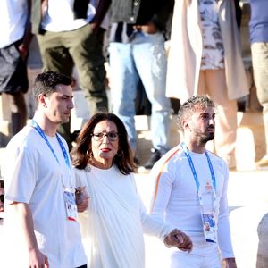 Nana Mouskouri chante les hymnes français et grec lors du relai de la flamme olympique le 24 avril 2024 à Athènes, Grèce. © Aristidis Vafeiadakis/ZUMA Press/Bestimage