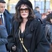 Isabelle Adjani très tactile, elle retrouve un membre de sa famille en plein défilé et ne cache rien de sa joie