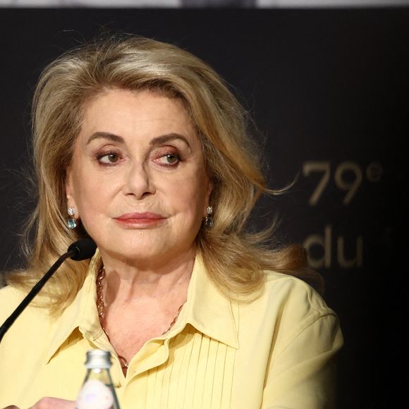 Catherine Deneuve lors de la conférence de presse du film "Gentle Monster" lors du 79ème Festival International du Film de Cannes le 16 mai 2026.

© Valentina Claret / Pool / Bestimage