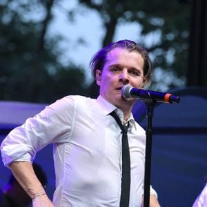 "Le soleil des absents" a été composé pour faire le deuil d'un de ses amis. 

Les chanteurs Adèle Castillon, Passi et Benabar se produisent pour célébrer Bastille Day avec le Consulat français de New York à Central Park, NY le 13 juillet 2023. Photo par Charles Guerin/ABACAPRESS.COM