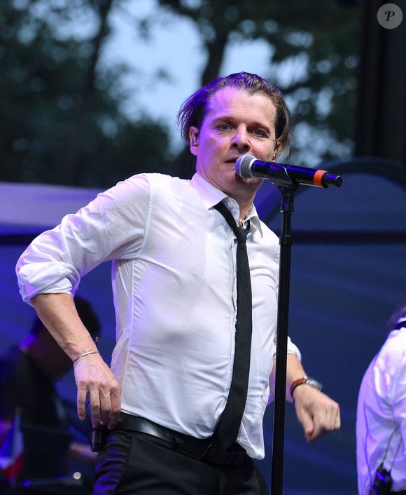"Le soleil des absents" a été composé pour faire le deuil d'un de ses amis. 

Les chanteurs Adèle Castillon, Passi et Benabar se produisent pour célébrer Bastille Day avec le Consulat français de New York à Central Park, NY le 13 juillet 2023. Photo par Charles Guerin/ABACAPRESS.COM