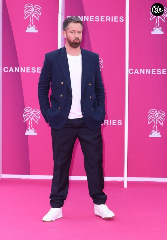 Il s’accorde notamment une journée entière de repos chaque lundi.

Emmanuel Moire - Soirée d'ouverture de la 7ème saison de "CanneSeries" à Cannes le 5 avril 2024. © Denis Guignebourg/Bestimage