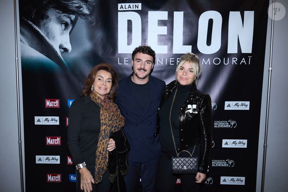 Exclusif - Dominique Tapie, Sophie Tapie (enceinte) , son mari Baptiste Germain au photocall de la soirée Ciné-concert symphonique "Alain Delon, le dernier Samouraï" au Palais des congrès à Paris le 8 novembre 2024 le jour de son anniversaire.© Jacovides / Moreau / Bestimage