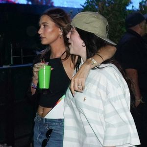 Billie Eilish et Hailey Bieber à Coachella en California. Photo par Backgrid USA / Bestimage