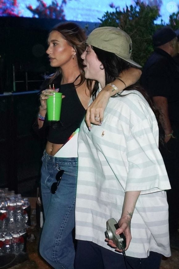 Billie Eilish et Hailey Bieber à Coachella en California. Photo par Backgrid USA / Bestimage