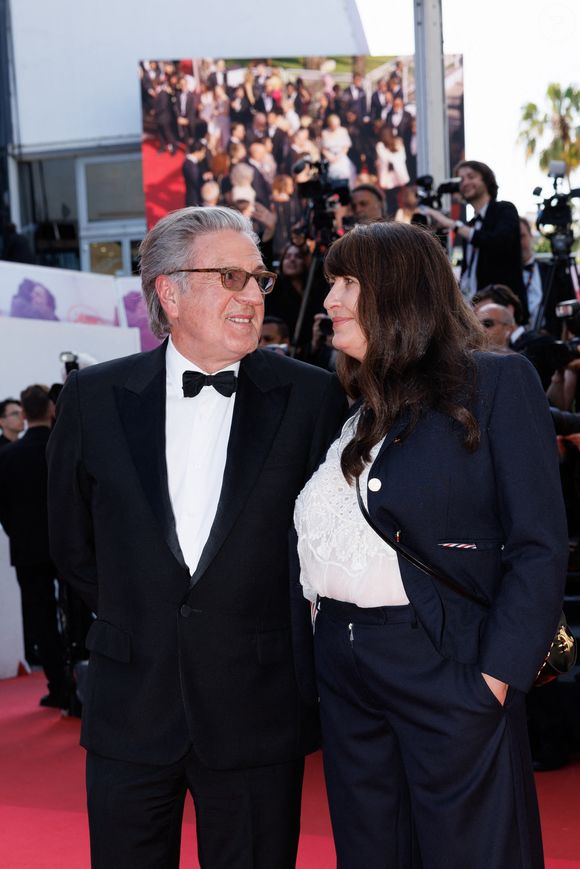 Daniel Auteuil accompagné de sa femme Aude Ambroggi

Daniel Auteuil et sa femme Aude Ambroggi - Montée des marches de la cérémonie de clôture du 78ème Festival International du Film de Cannes, au Palais des Festivals à Cannes. Le 24 mai 2025
© Jacovides-Moreau / Bestimage