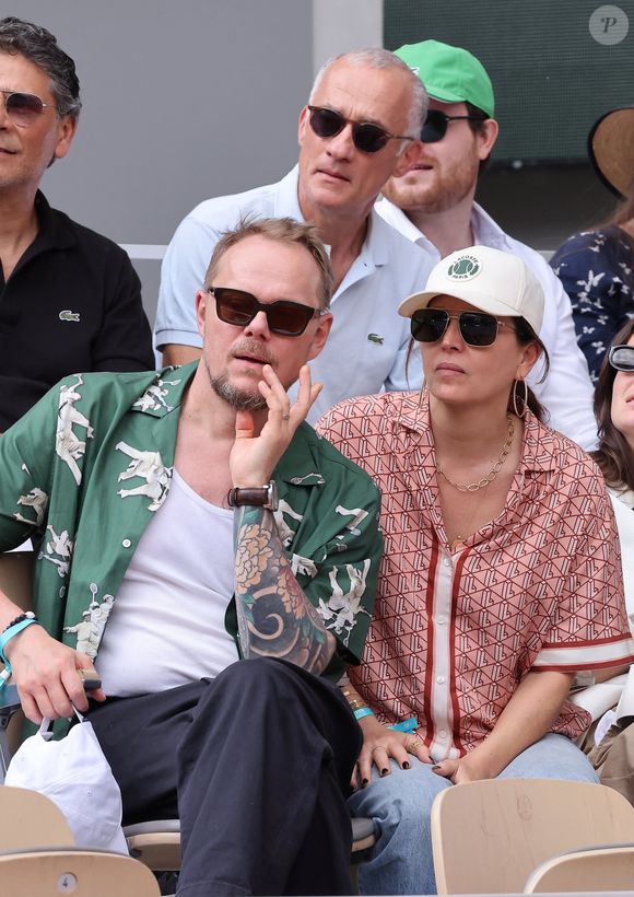 Anne Charrier et un ami dans les tribunes lors des Internationaux de France de Tennis de Roland Garros, le 1er juin 2025.

Photo : Dominique Jacovides / Bestimage