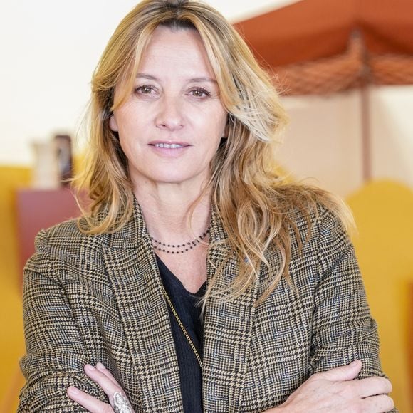 Il s'agit de Sarah Poniatowski, une célèbre décoratrice d'intérieur.

Sarah Poniatowski - Présentation de la collection "Tamsa" Maisons du Monde x Sarah Poniatowski à l'Atelier Richelieu à Paris, France, le 16 janvier 2026. © Anne-Sophie Guebey/Bestimage