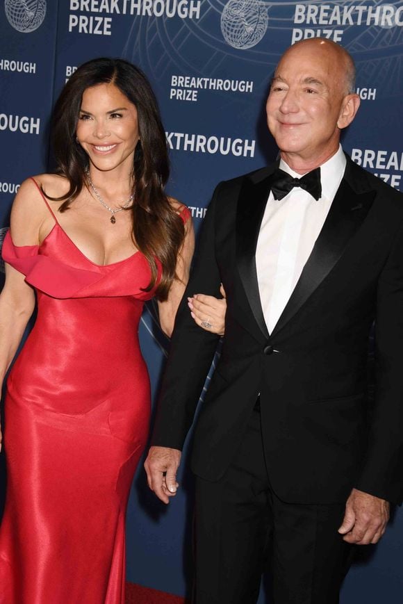 Un choix fortement contesté par certains locaux 

Lauren Sanchez et Jeff Bezos à la 11ème cérémonie du Breakthrough Prize au Barker Hangar le 05 avril 2025 à Santa Monica, Californie