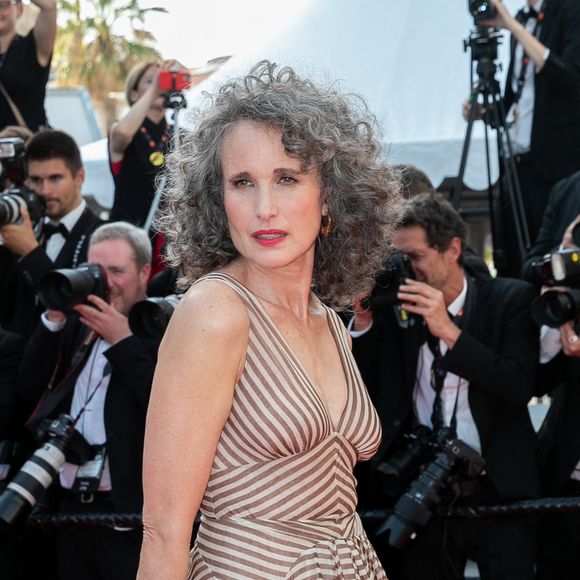 La star défend aujourd’hui une vision apaisée et naturelle du vieillissement à Hollywood.

Andie MacDowell - Montée des marches du film " Un petit frère " lors du 75ème Festival International du Film de Cannes. © Cyril Moreau / Bestimage