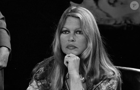 Archives - En France, à Paris, Brigitte Bardot sur le plateau des DOSSIERS DE L'ÉCRAN le 8 avril 1981 (Michel CROIZARD via Bestimage).
