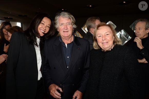 C'est notamment là d'où vient sa femme Sandra

Exclusif - Olivier de Kersauson, sa femme Sandra, Maryvonne Pinault lors du déjeuner des conférenciers de la compagnie Ponant au restaurant Le Jules Verne à Paris. Bestimage - Rachid Bellak