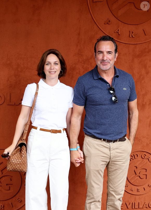 Jean Dujardin et sa femme Nathalie Péchalat au village lors des Internationaux de France de tennis de Roland Garros 2023, à Paris, France, le 11 juin 2023. 

© Jacovides-Moreau/Bestimage