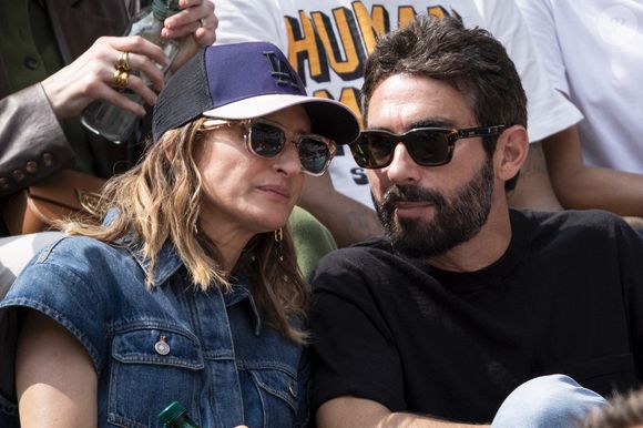 Camille Cottin et son compagnon Benjamin Mahon de Monaghan en tribunes lors de la finale messieurs des Internationaux de France de Tennis de Roland Garros 2025 (jour 15), à Paris, France, le 8 juin 2025. © Cyril Moreau/Bestimage