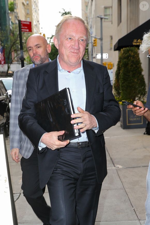 François-Henri Pinault, PDG de Kering, tient un dossier alors qu'il mène ses affaires à New York, faisant preuve de concentration et de professionnalisme au cours d'une journée bien remplie.
©Backgrid USA / Bestimage